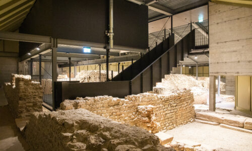 Escaliers vers les ruines de bâtiments commerciaux