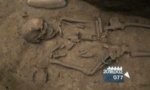 Augusta Raurica Ausgrabung Kaiseraugst Schuermatt Letzte Ausstattung Die Verstorbene trug noch einen Armring aus Bronze Kanton Aargau Kantonsarchaeologie Aargau