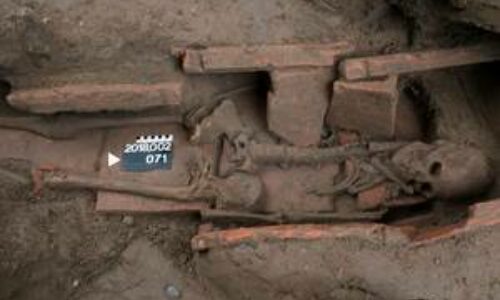 Augusta Raurica Ausgrabung Kaiseraugst Schuermatt Sarg aus Ziegeln Eine Person ist in einer Ziegelkiste beigesetzt worden Kanton Aargau Kantonsarchaeologie Aargau