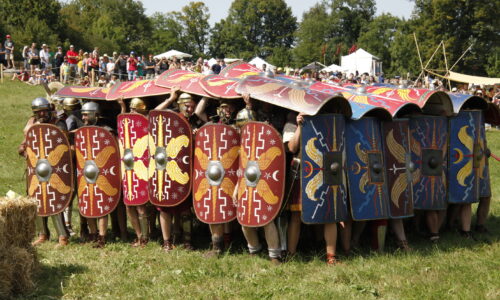 Augusta Raurica Roemerfest Legionaere in Kampfformation2 Foto Susanne Schenker jpg