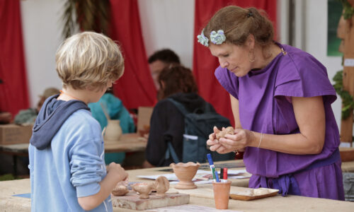 Roemerfest Augusta Raurica Mitmachangebot Ton modellieren Foto Susanne Schenker