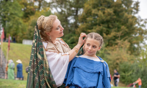 Roemerfest Augusta Raurica Ankleiden einer jungen Roemerin Foto Matthias Wil