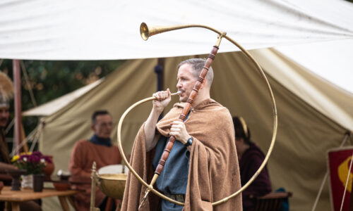 Roemerfest Augusta Raurica Das Cornut wird zum Appell geblasen Foto Matthias Willi
