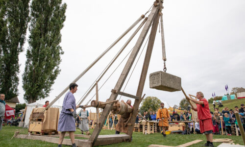 Roemerfest Augusta Raurica Demonstration am roemischen Baukran Foto Matthias Willi