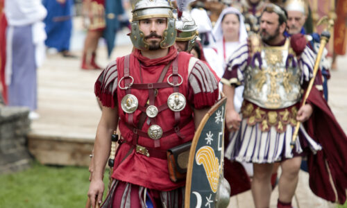 Roemerfest Augusta Raurica Die kaiserliche Garde verlaesst das Theater Foto Susanne Schenker