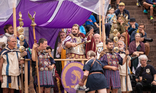 Roemerfest Augusta Raurica Ehrung einer Gladiatorin durch den Kaiser Foto Matthias Willi