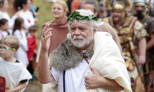 Roemerfest Augusta Raurica Ein roemischer Buerger gruesst das Publikum Foto Susanne Schenker