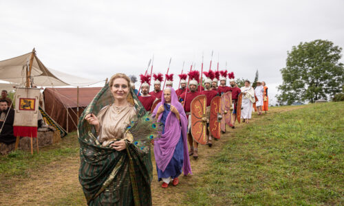 Roemerfest Augusta Raurica Garde des Kaisers und Hofdame auf dem Weg ins Theater Foto Matthias Willi