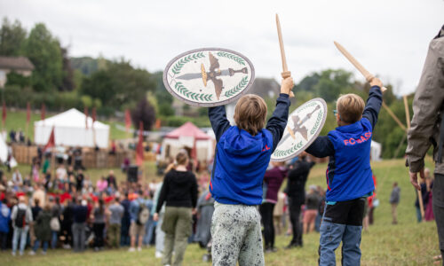 Fête Romaine Augusta Raurica – Des enfants en liesse devant l'arène des gladiateurs – Photo Matthias Willi