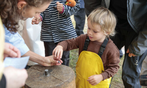 Roemerfest Augusta Raurica Mitmachangebot Muenzen praegen Foto Susanne Schenker