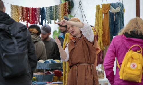 Roemerfest Augusta Raurica Roemische Faerberei am Markt Foto Susanne Schenker