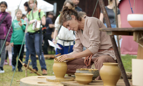 Roemerfest Augusta Raurica Roemische Toepferin an der Drehscheibe Foto Susanne Schenker