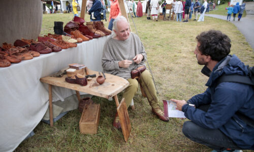 Roemerfest Augusta Raurica Roemischer Schuhmacher auf dem Markt Foto Susanne Schenker
