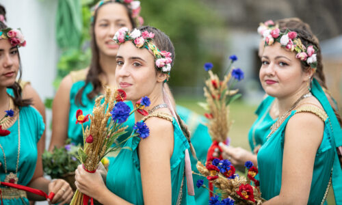 Roemerfest Augusta Raurica geschmueckte Taenzerinnen Foto Matthias Willi