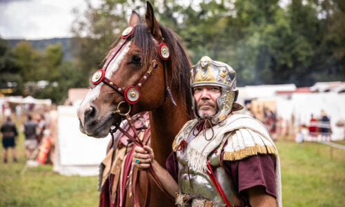 Roemerfest Augusta Raurica Centurio mit Pferd Foto Matthias Willi