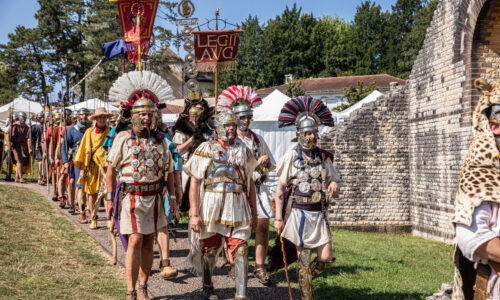 Roemerfest Augusta Raurica Der Centurio fuehrt seine Truppe zu den Spielen Foto Matthias Willi