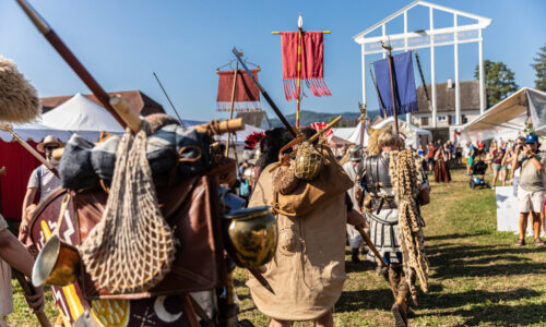 Roemerfest Augusta Raurica Der Marschgepaeckumzug erreicht das Forum Foto Matthias Willi