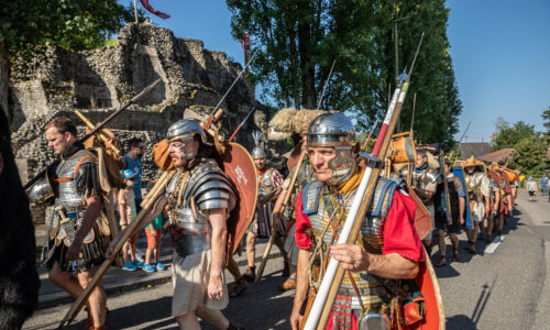 Roemerfest Augusta Raurica Einzug der Legionaere mit Marschgepaeck Foto Matthias Willi