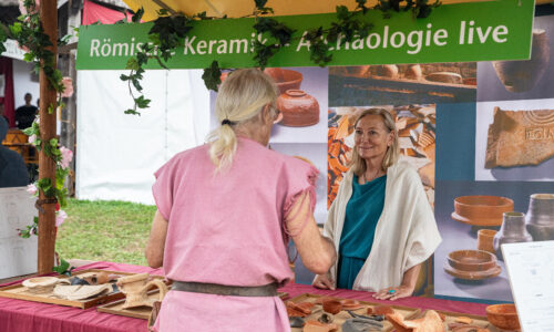 Roemerfest Augusta Raurica Experten tauschen sich ueber roemische Keramik aus Foto Matthias Willi