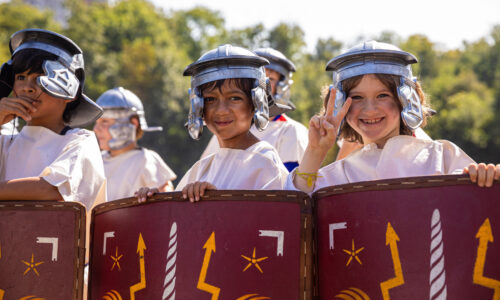 Roemerfest Augusta Raurica Froehliche Gesichter in der Legionaersschule Foto Matthias Willi