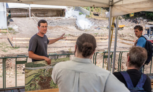 Roemerfest Augusta Raurica Fuehrung auf einer aktuellen Ausgrabung waehrend dem Roemerfest Foto Matthias Willi
