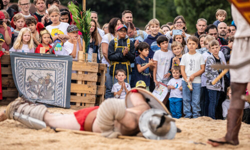 Roemerfest Augusta Raurica Gladiator rappelt sich wieder auf Foto Matthias Willi
