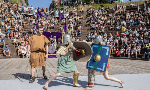Roemerfest Augusta Raurica Gladiatorinnen kaempfen im Theater Foto Matthias Willi
