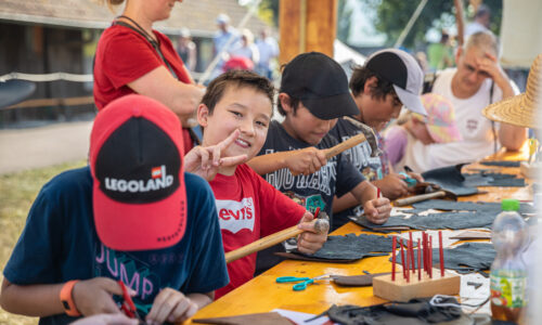 Roemerfest Augusta Raurica Lederbeutel herstellen Foto Matthias Willi