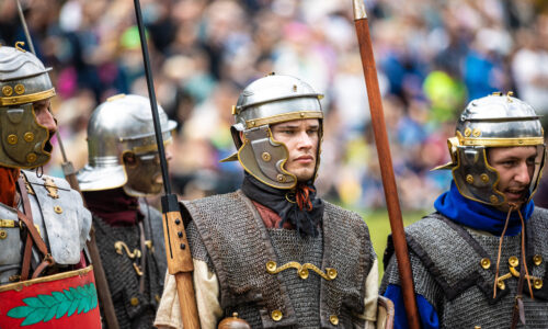 Roemerfest Augusta Raurica Legionaere in Ruestung im Theater Foto Matthias Willi