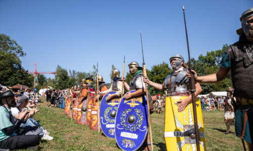 Roemerfest Augusta Raurica Legionaere praesentieren sich dem Publikum Foto Matthias Willi