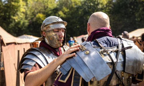 Roemerfest Augusta Raurica Legionaere richten ihre Ruestung Foto Matthias Willi