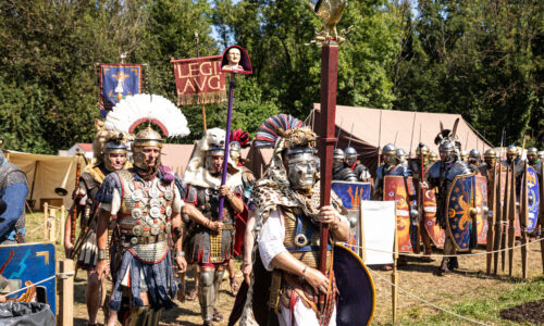 Roemerfest Augusta Raurica Legionaerstruppe mit roemischem Aquilifer Foto Matthias Willi