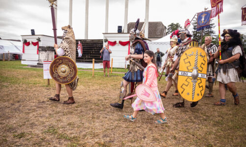 Roemerfest Augusta Raurica Maedchen marschiert stolz mit Foto Matthias Willi