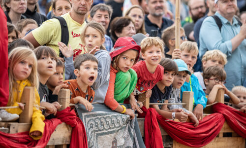 Roemerfest Augusta Raurica Mitfieberndes Publikum bei der Gladiatorenarena Foto Matthias Willi