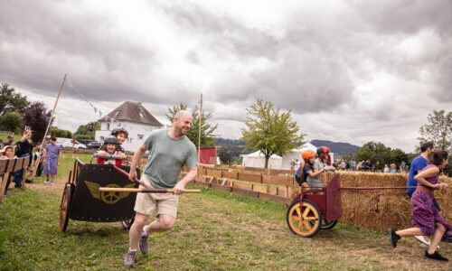 Roemerfest Augusta Raurica Obligates Streitwagenrennen fuer Familien Foto Matthias Willi