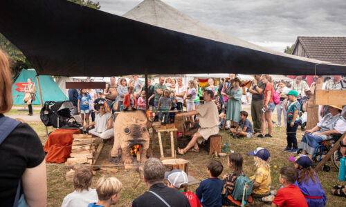 Roemerfest Augusta Raurica Publikum bestaunt die Glasblaeserei Foto Matthias Willi