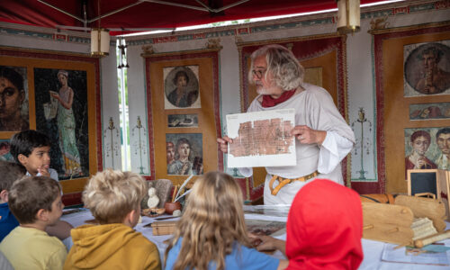Roemerfest Augusta Raurica Schulstunde wie zur Roemerzeit Foto Matthias Willi