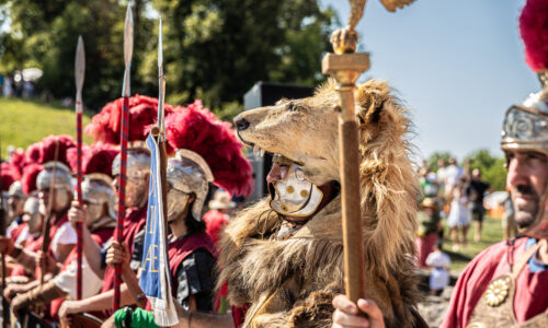 Roemerfest Augusta Raurica Signifer mit Loewenfell Foto Matthias Willi