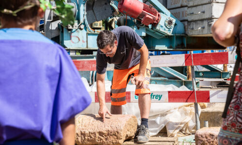 Roemerfest Augusta Raurica Simon Friz vom Grabungsteam zeigt die neusten Funde Foto Matthias Willi