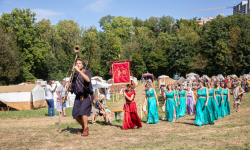 Roemerfest Augusta Raurica Taenzerinnen an der Pompa Foto Matthias Willi