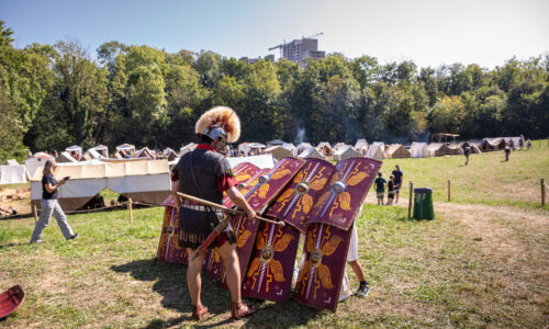Roemerfest Augusta Raurica Uebung einer Formation in der Legionaersschule Foto Matthias Willi