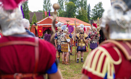 Roemerfest Augusta Raurica Vor dem Kaiserzelt Foto Matthias Willi