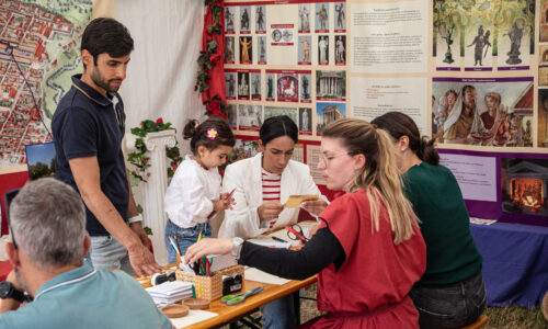 Roemerfest Augusta Raurica Votivbleche herstellen bei der Religio Romana Foto Matthias Willi