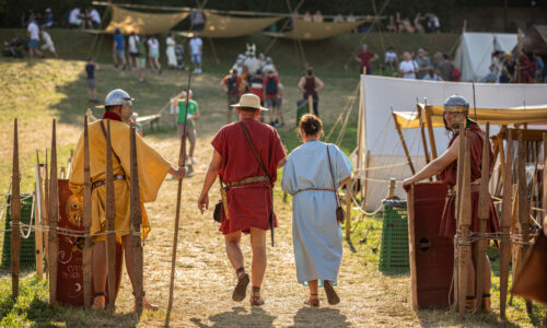 Roemerfest Augusta Raurica Zivilroemer verlassen das Legionaerslager Foto Matthias Willi