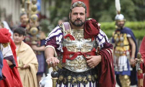 Roemerfest Augusta Raurica Der Kaiser begleitet von seiner Entourage Foto Susanne Schenker