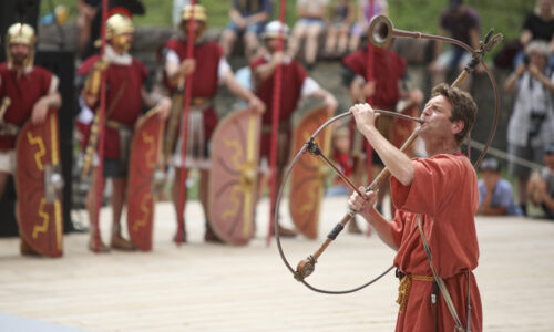 Roemerfest Augusta Raurica Eroeffnung der Spiele mit dem Cornut Foto Susanne Schenker
