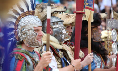 Roemerfest Augusta Raurica Fahnentraeger und Traeger der Legionszeichen Foto Susanne Schenker