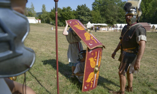 Roemerfest Augusta Raurica Formationen ueben in der Legionaersschule Foto Daniel Rancic