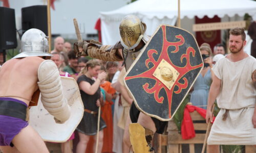 Roemerfest Augusta Raurica Gladiator in Kampfpose Foto Susanne Schenker