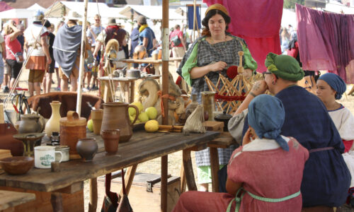 Roemerfest Augusta Raurica Haendler auf dem Forum Foto Susanne Schenker